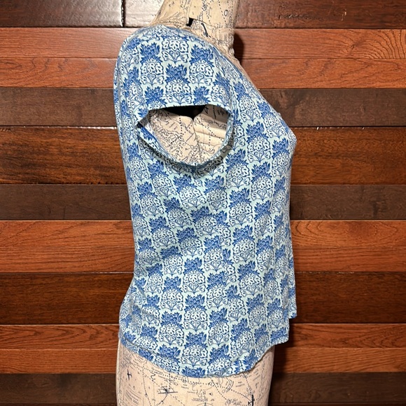 I. E Relaxed Scoop Neck Cap Sleeve Light Blue Floral Crop Top - Picture 6 of 8